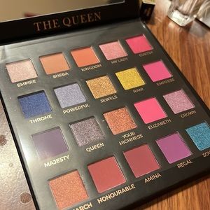 Eloise THE Queen eyeshadow palette